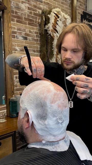 Опасное бритьё головы 🧑🦲 смотреть онлайн