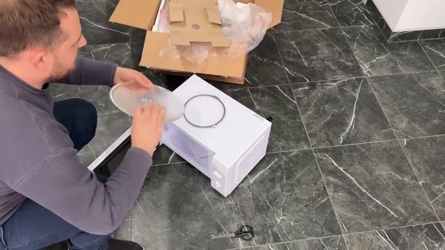 Распаковка — Микроволновая печь Midea MM720CKE смотреть онлайн