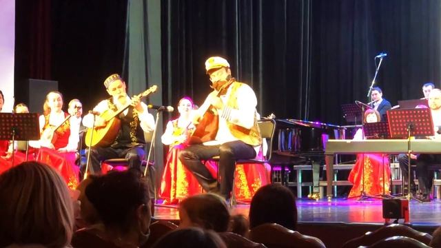 Два "старика" играют на домрах с оркестром| Moments&Places смотреть онлайн