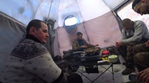 Второй день рыбалки на озере радует!!! Нашёл окунёвую лунку! Супер клёв сороги (плотвы)