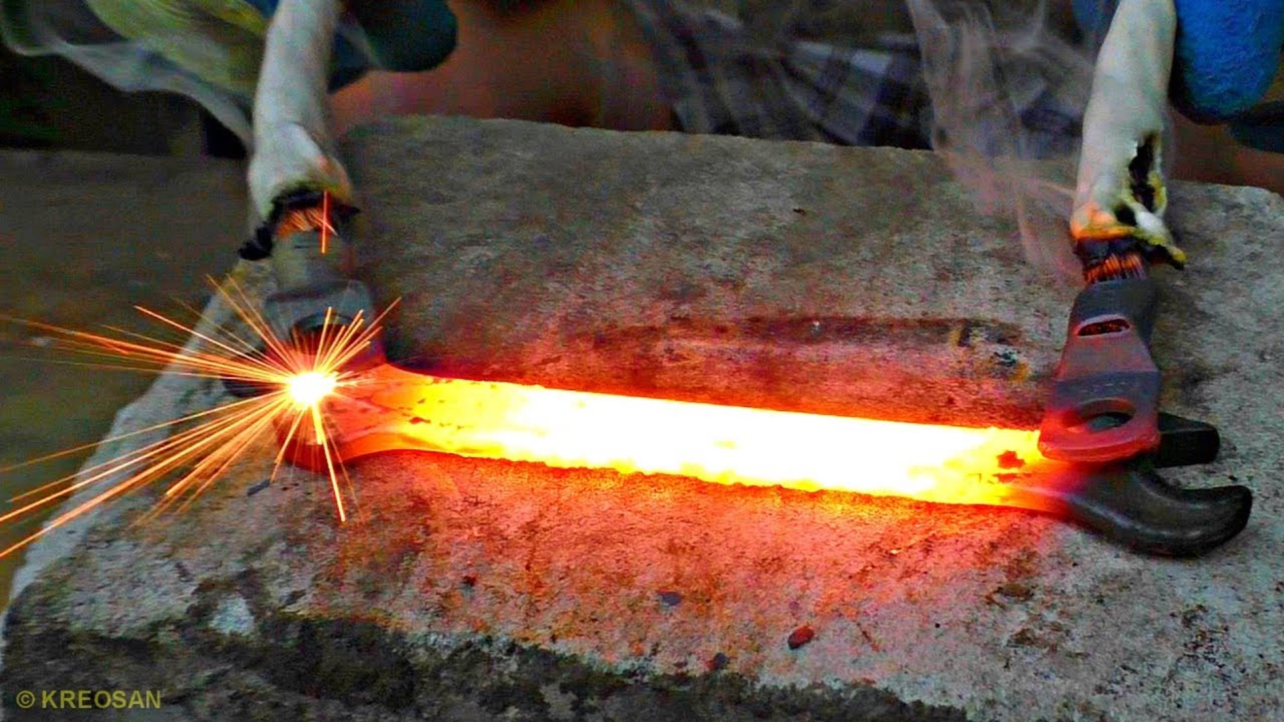 ✅Плавлю ТРАНСФОРМАТОРОМ металл ⚡ Кипит железо🔥Опыты с микроволновкой смотреть онлайн