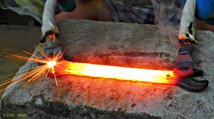 ✅Плавлю ТРАНСФОРМАТОРОМ металл ⚡ Кипит железо🔥Опыты с микроволновкой