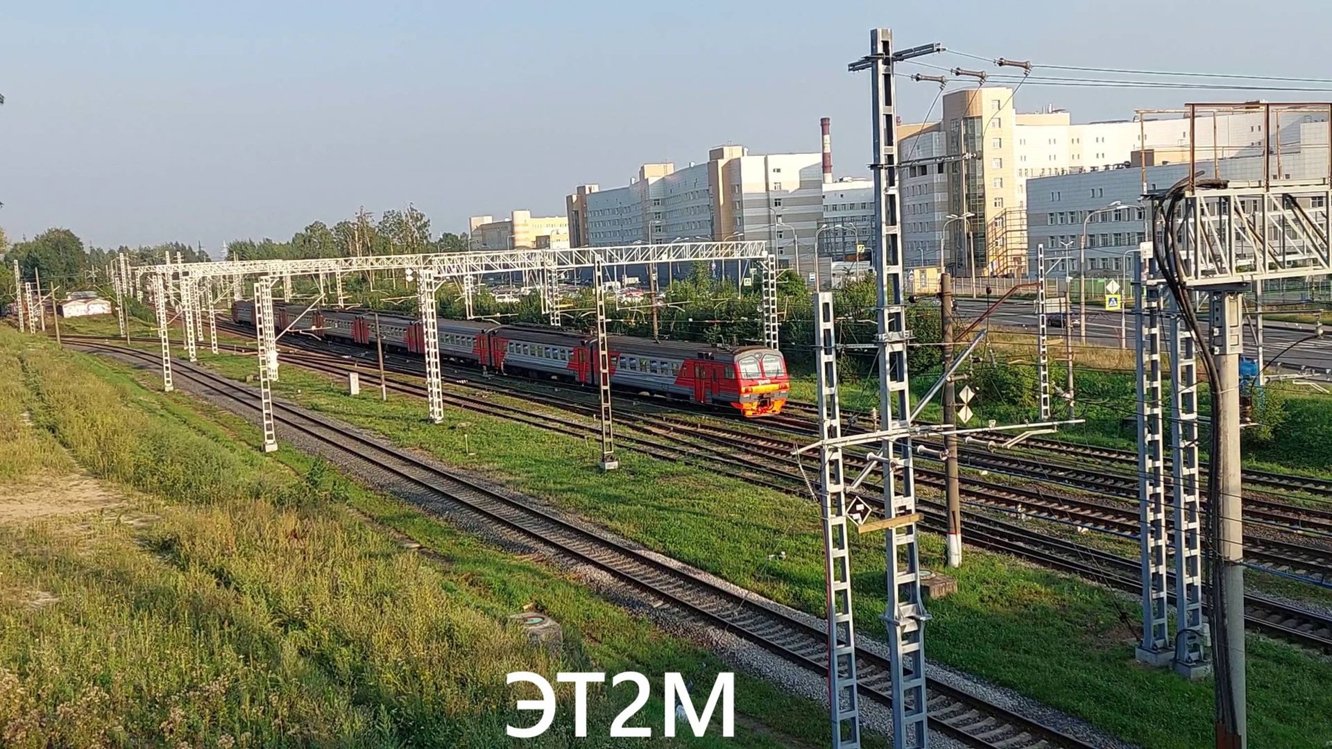 Электропоезд ЭТ2М у платформы Пискаревка