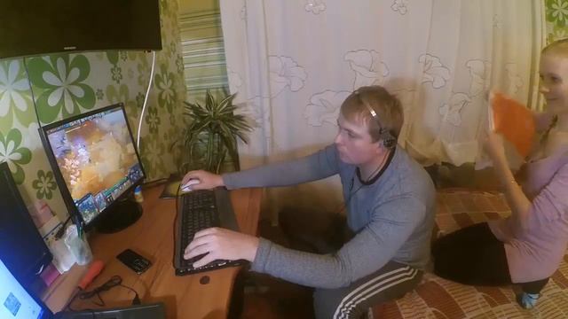 Во время игры в доту, девушка надела парню пакет на голову. смотреть онлайн