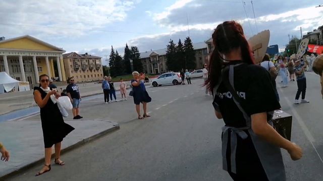 уличные театры, легкие крылья, фестиваль Каракуз , Альметьевск, шествие артистов 2023 смотреть онлайн