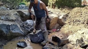 Строительство, шахтёры разбивают камни в ручную