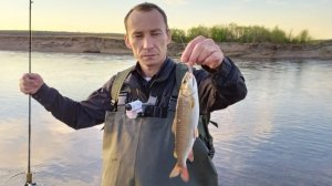 Рыбалка на спиннинг с берега на реке.