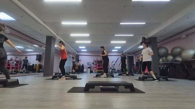 СТЕП АЭРОБИКА ЦЕЛАЯ ТРЕНИРОВКА / STEP AEROBICS смотреть онлайн