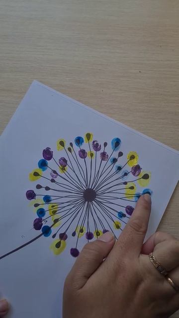 Красим рисунок пальчиками.