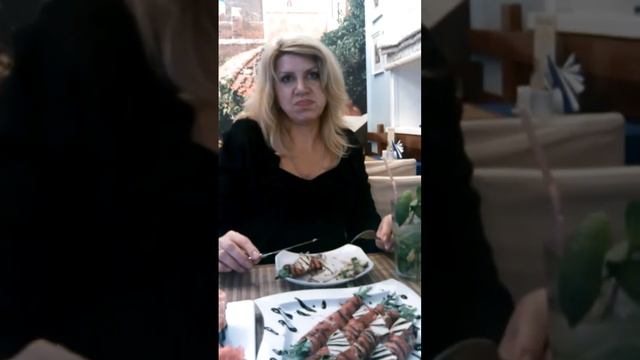 Юмор тихий... Палочками буду есть только я!Двое в суши баре, и вам приятного аппетита! смотреть онлайн