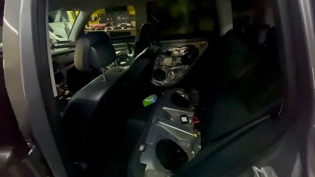 Мерседес GLK автозвук, усилитель в штатный магнитофон Джили кулрей.