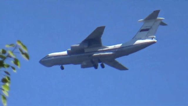 Илюша-грузовик! Ил-76 заходит на посадку смотреть онлайн