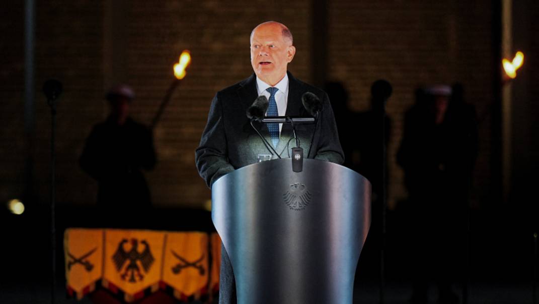 Проводили с музыкой: Шольц официально ушел в отставку