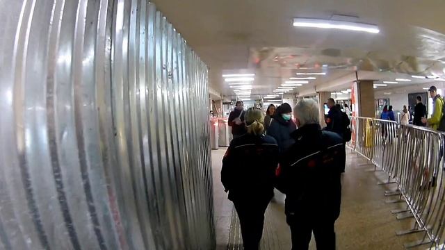 Борзый охраник помогает ГКУ шникам и угрожает выловить на гражданке. Поставили охраника на место. смотреть онлайн