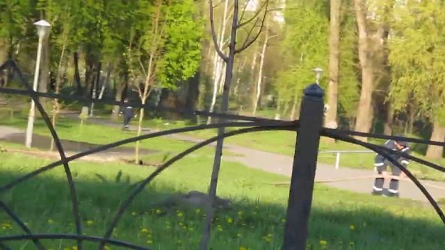 пожарники поливают газон смотреть онлайн