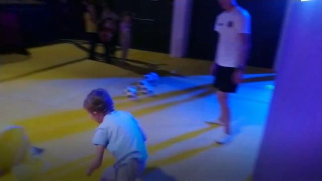 Футбол для детей в батутном парке Разгон смотреть онлайн