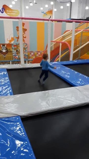 Саня прыгает на батуте #трцакварель смотреть онлайн