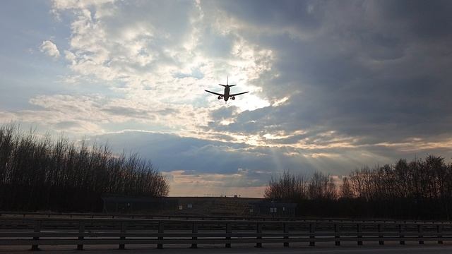 посадка самолёта sukhoi superjet 100,во Внуково смотреть онлайн