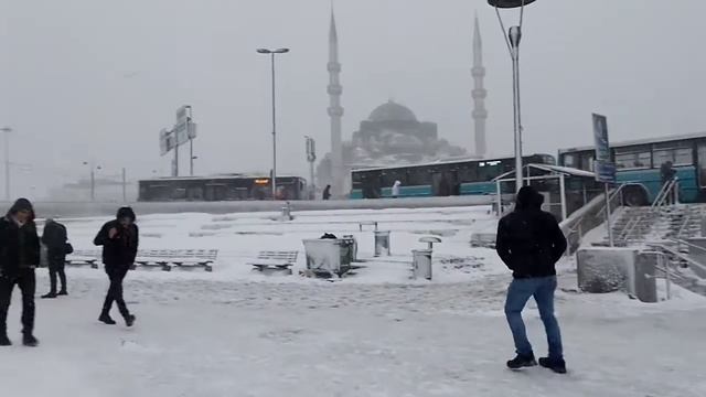 Снежная буря в Стамбуле у Галатского моста. Золотой Рог не видно за валящим снегом. смотреть онлайн