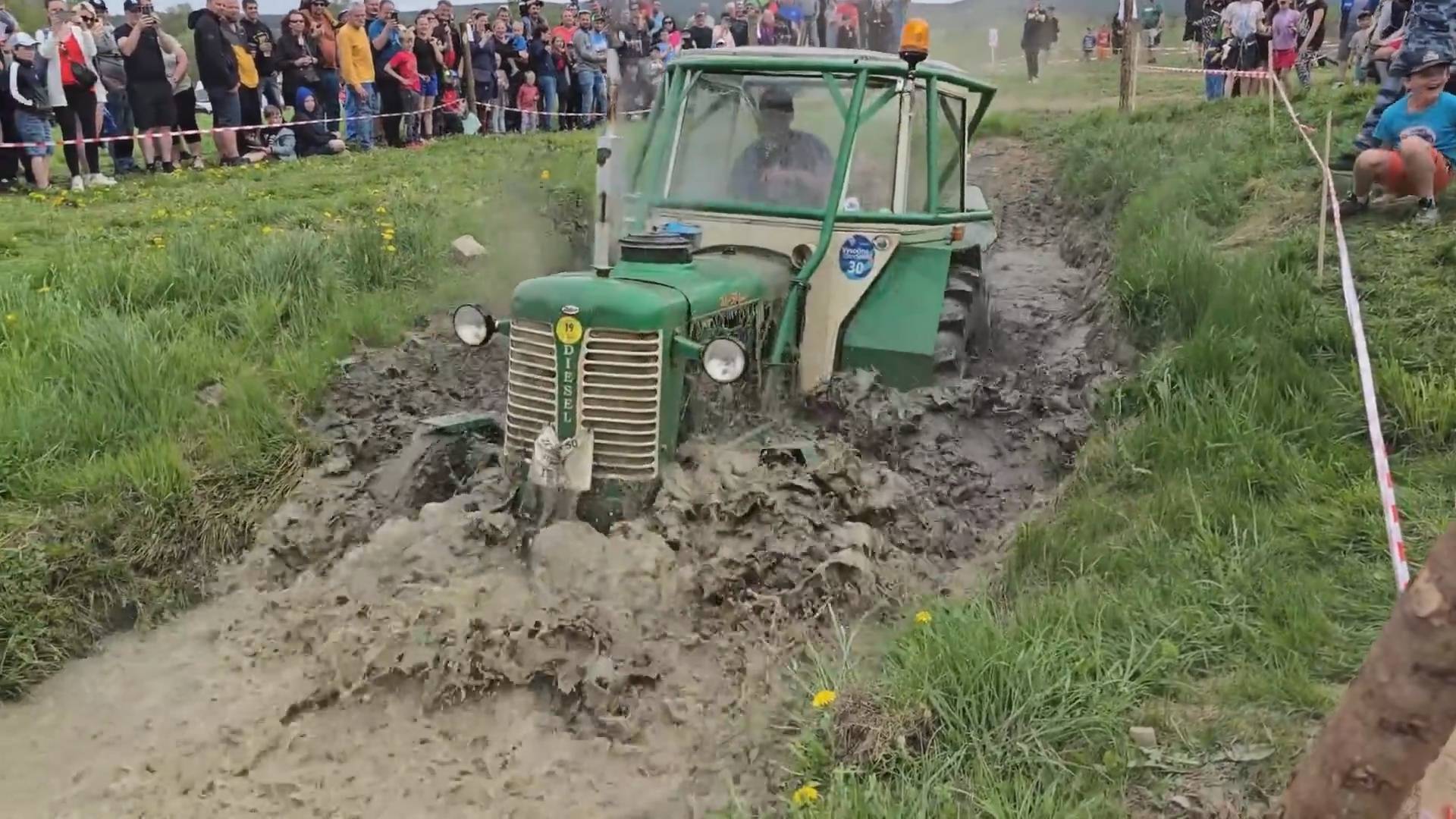 ТРАКТОРЫ ПО ГРЯЗИ! Кто ЗАСТРЯНЕТ? смотреть онлайн