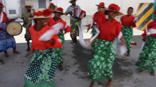 Мадагаскар. Танцы в порту Таматаве. смотреть онлайн