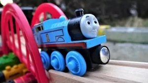 Маленький автобус Тайо учит цвета с игрушкой "Гараж" и паровозиком Томасом ☆ для детей