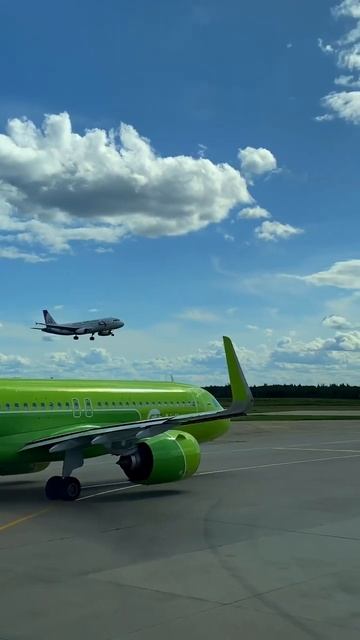 Очередь на взлёт. #aviation #flight #pilot #sky #самолет #airplane #небо # смотреть онлайн