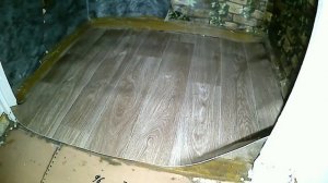 Укладка линолеума в извилистом коридоре.