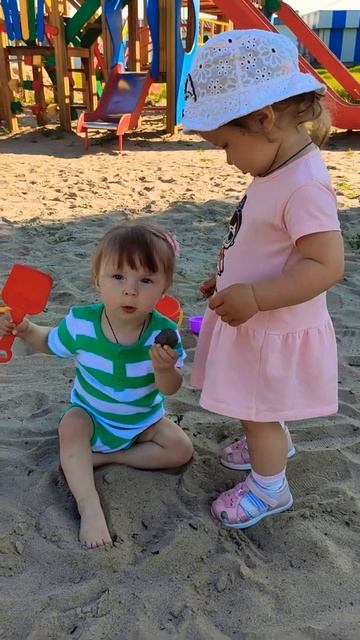 Лето😍 Эмилия и Соломия играют на детской площадке 🤗? смотреть онлайн