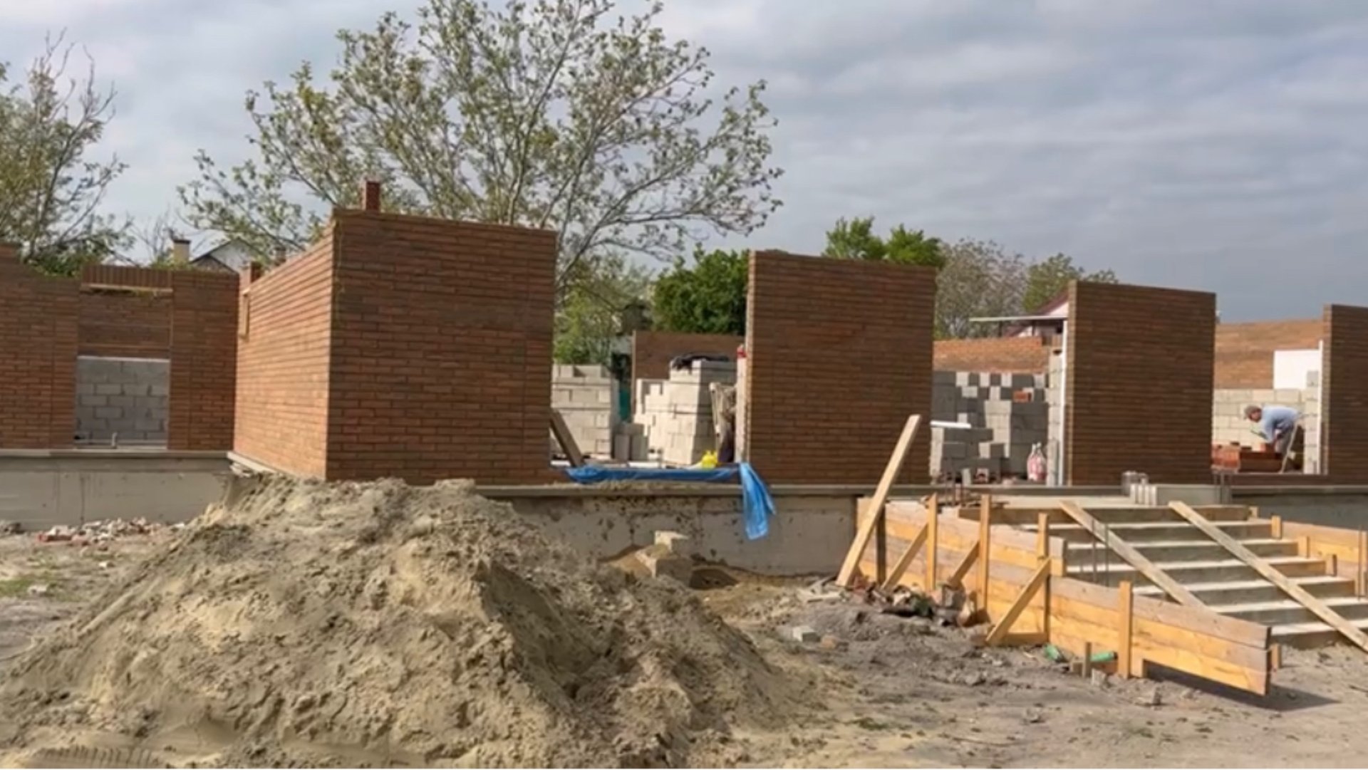 Строим дом из кирпича в ст. Натухаевской. Доступные цены смотреть онлайн