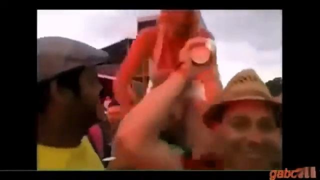 Парень провалился в лужу и еле уцелел смотреть онлайн