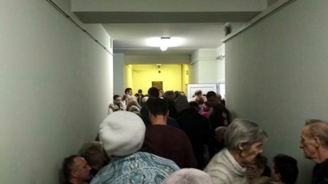 Сижу в поликлинике, жду своей очереди, в которой был один дедушка. Ох он и проучил нахальную женщин смотреть онлайн