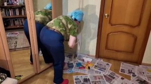 Как подклеить старые обои , разошлись стыки.