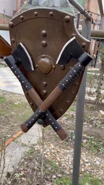 Комплект два топора и Панно выполнено из дерево берез? смотреть онлайн