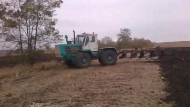 Cнова работаем на Т-150К с плугом ПЛН-5-35 смотреть онлайн
