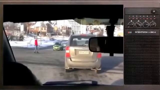 Приколы с гаишниками Девушка битой регулирует движение в Киеве смотреть онлайн