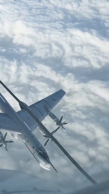 ту-95мс дозаправка в воздухе #авиация #самолёт #пилот #а? смотреть онлайн