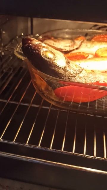 ЗАПЕКАЮ РЫБКУ #еда #рыба #рецепт смотреть онлайн