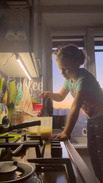 Готовим блинчики с доченькой #масленица #блины #маслен смотреть онлайн