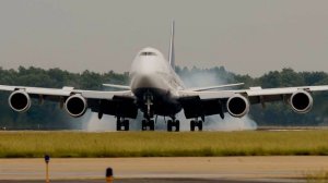 Звук посадки Боинга 747.The sound of a Boeing 747 landing.