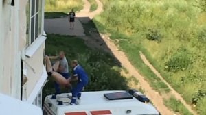 Мужчина выпал с балкона 3 этажа