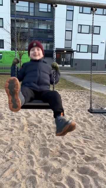 в старом дворе на качелях) #детство #baby #мамаисыночки #с смотреть онлайн