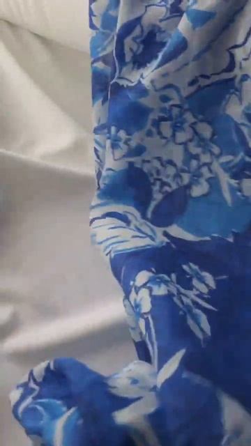 Ткань батист изо льна бело-синего цвета с цветочным уз