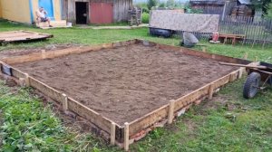 Заливаем фундамент плиту. Строим летнюю кухню.