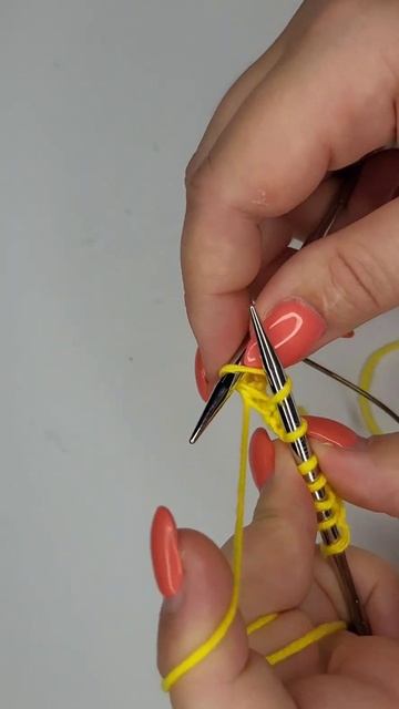 Как вязать лицевую петлю спицами #shorts #вязаниеспицами #вязание