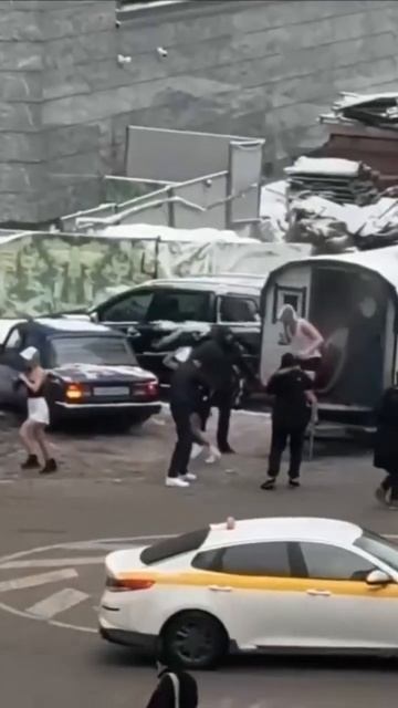 Привезли баню-бочку на прицепе прямо к Москва-сити. Ро? смотреть онлайн