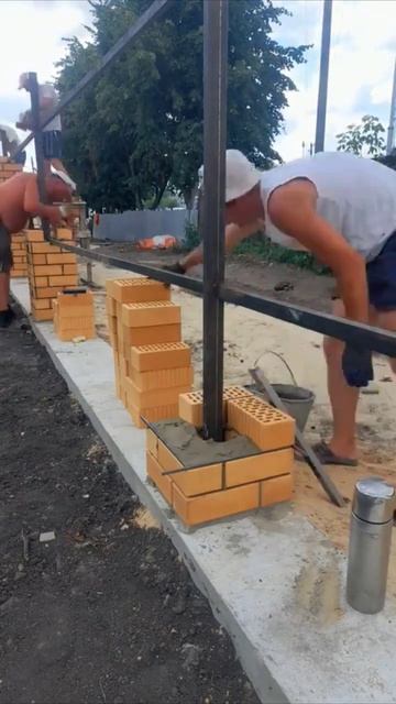📹 Каменщики кладут кирпичные столбы для забора. смотреть онлайн