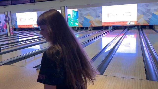 Как выиграть рыське в боулинге?Мили Линкс с семьей играют в боулинг смотреть онлайн