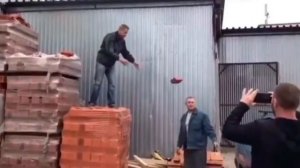Кирпич упал на голову