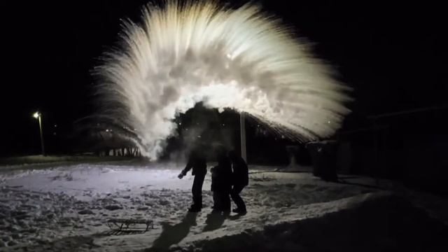 Зимний фокус с кипятком | опыт из физики в деревне #снег #мороз #прикол смотреть онлайн